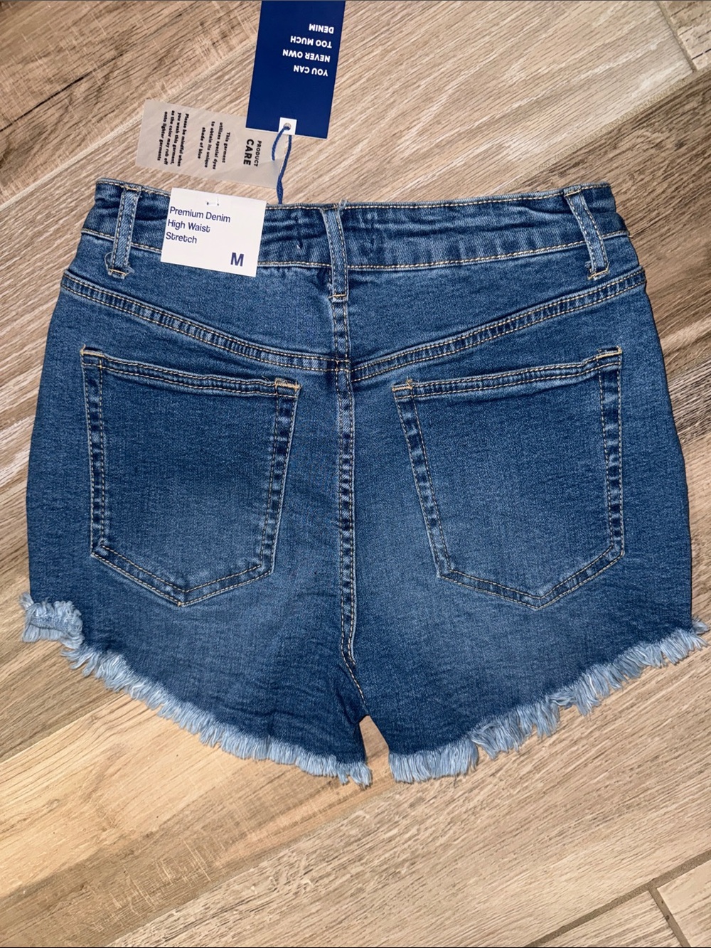 High-Rise Frayed Hem Denim Shorts BNWT M - Picture 2 of 3
